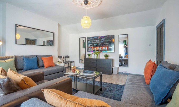 Shepherd's Bush Apartment | Welcome to Plotseeker’s Spacious 2BR Maisonette | 2 Baths | Huge Lounge