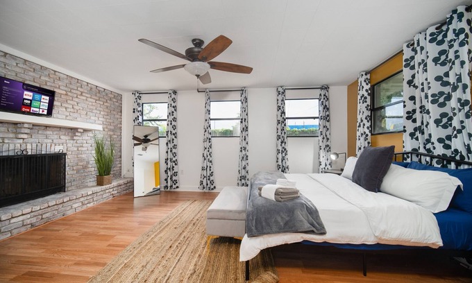 Murray Hill House | Welcome to the breathtaking modern home of your dreams