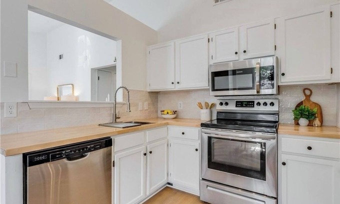 Savannah House | Welcome to the Butterfly Bungalow located in charming Isle of Hope, Savannah, GA