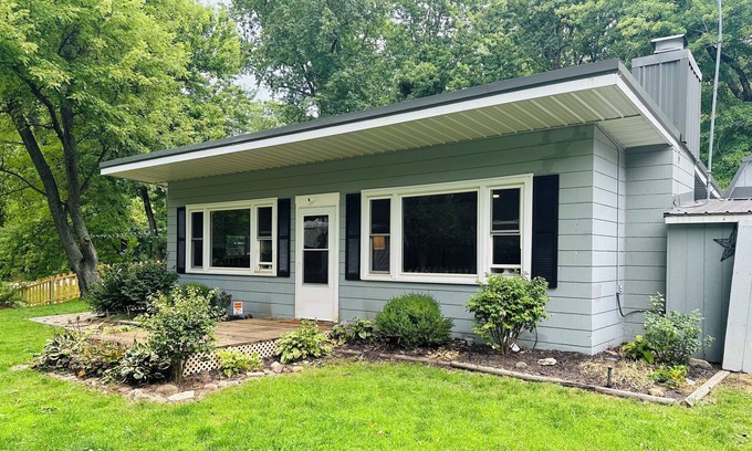 Bellmore House | Welcome to the Doggone Lake House at Portland Mills Launch Ramp. Pet Friendly!