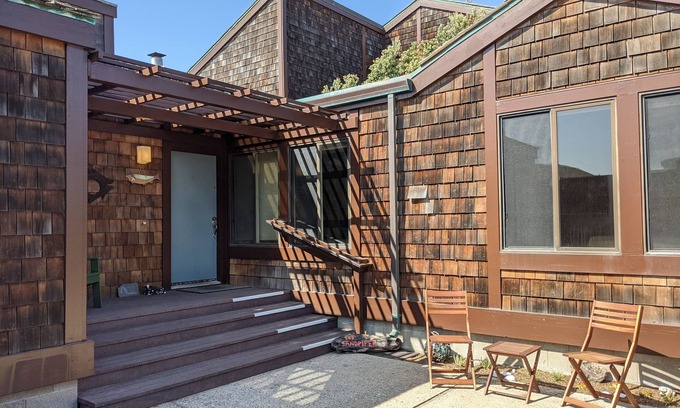 Castroville House | Welcome to The Sandpiper!/166 MDW
