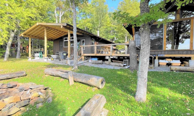 North Kawartha House | Welcome to the Wolf Den on Wolf Lake!