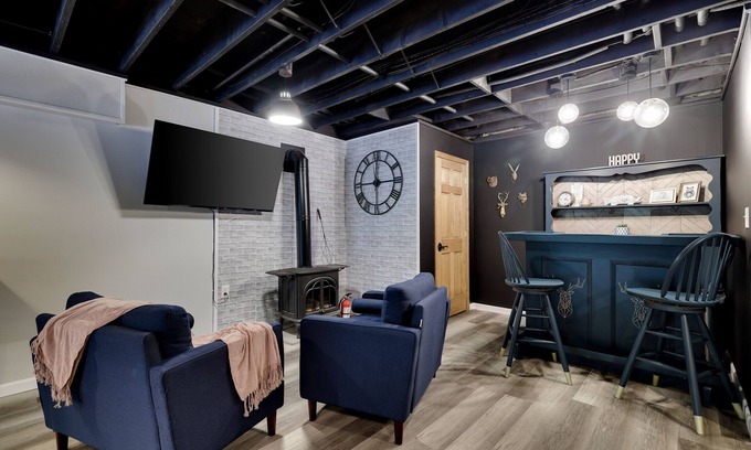 Greentown House | Welcome to the Whitetail Lodge!