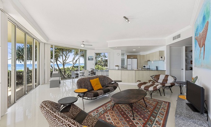 Currumbin Apartment | Welcome to Waves Absolute Beachfront Beach Apartment.