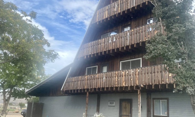 Palisade House | Welcome to wine country Colorado, relax @ the Palisade Chalet on your next trip.