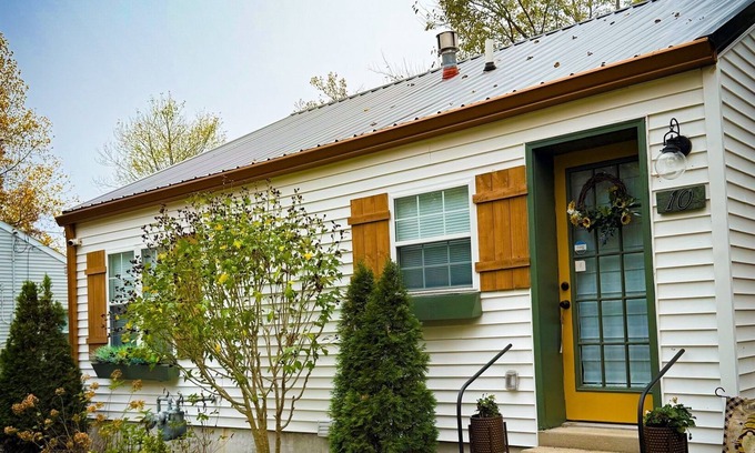 Shelbyville House | WelcomeTreatsWaiting| CentralLocation| Comfortable