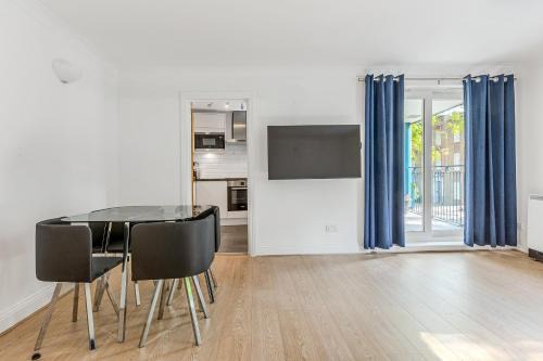 Elephant and Castle Apartment | Welcoming 2BR near London Bridge, Shard, Borough