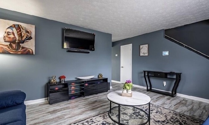 Jefferson Park Apartment | Welcoming Abode: Deity Villas’ Atlanta Home Near Airport