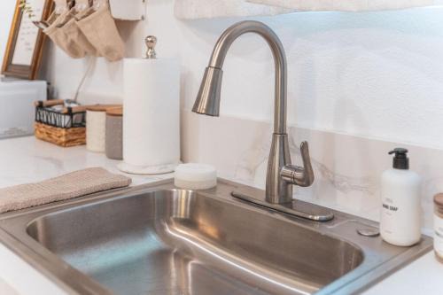 Claremont Apartment | Welcoming Claremont Studio With Private Yard and Pool Spa