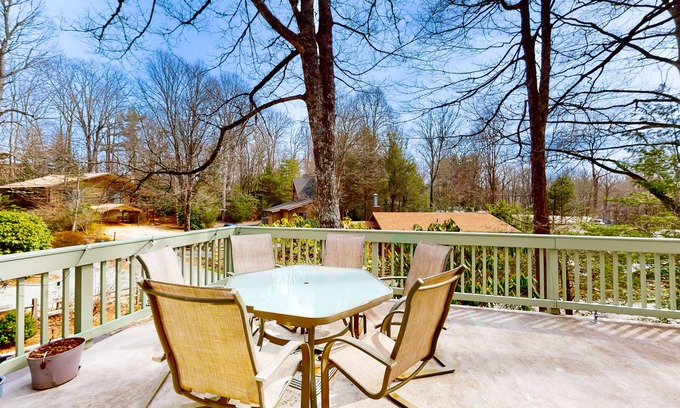 Newland Cottage | Welcoming cottage with fireplace, tennis court, pool, deck, W/D, & kitchenette