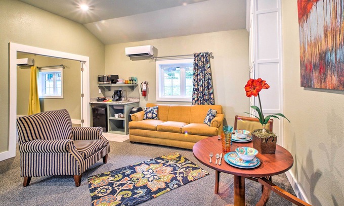 Downtown Branson Cottage | Welcoming Downtown Branson Cottage w/Pool Access!
