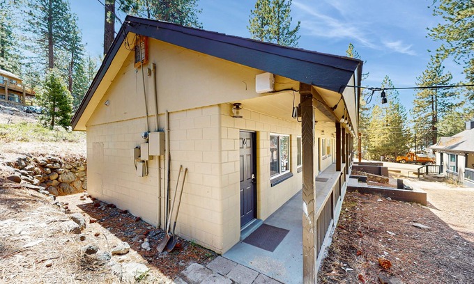 Kings Beach Ski Chalet | Welcoming hotel with lakeview, golf, skiing, WiFi, & Netflix