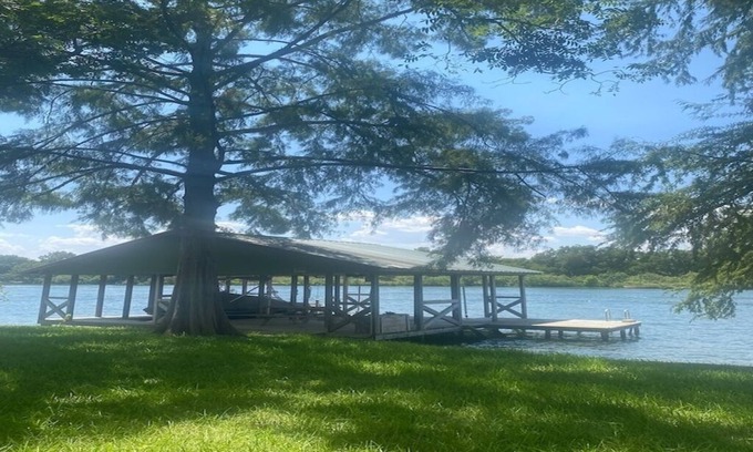 Burnet House | Welcoming Lake-Front Family and Pet-Friendly 3-bed House With AC and Huge Yard