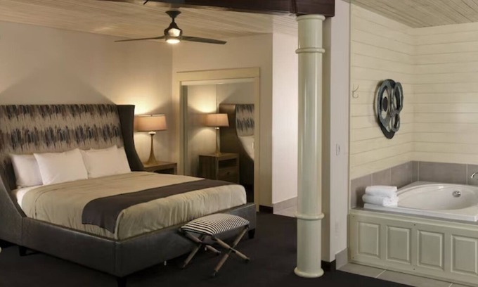 Broken Arrow Hotel | Welcoming Retreat: Lodge-style Rooms with Cozy Ambience! Parking