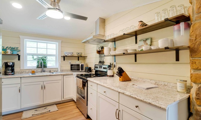 Flat Hollow Marina House | Welcoming Speedwell Retreat w/ Lake Views!