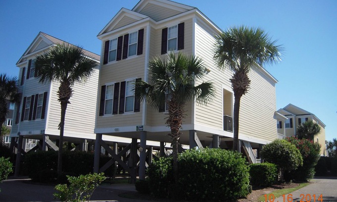 Surfside Beach House | WELL APPOINTED BEACH HOUSE IN OCEANFRONT COMMUNITY W/POOL.