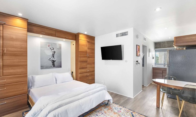 Roosevelt Condo | Well appointed DTPH Studio w Pool and Parking