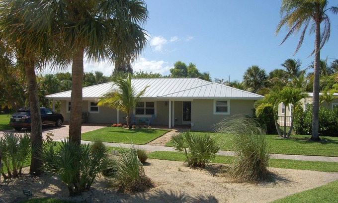 Hobe Sound House | Well Appointed Home Salt Water Pool & Separate Pool House & Putting Green