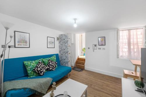 Camberwell Apartment | Well Connected 2 Bedroom Flat with Ensuite Bathrooms in London SE5