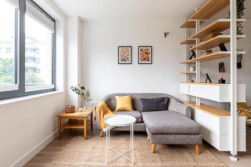 Tower Hamlets Apartment | Well-Connected Cosy and Bright Modern Flat