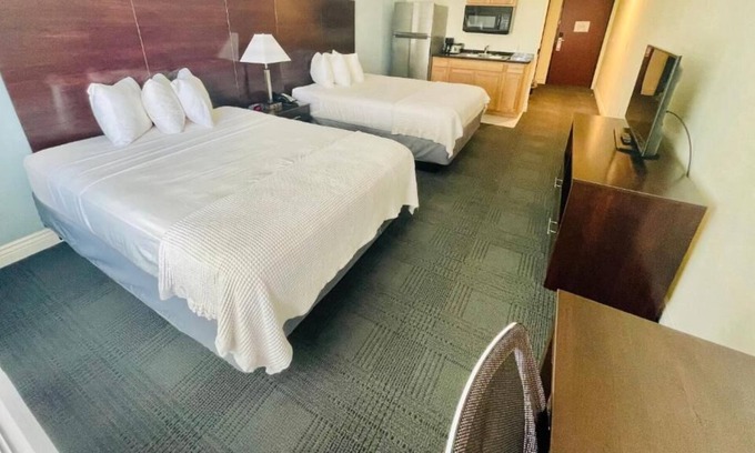 Cuero House | Well-Designed Hotel, 2 Beautiful Units, Pool, Minutes to Yorktown Country Club