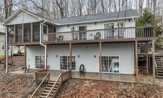 Westminster House | Well equipped Lakefront 4BR w/dock - serene - Check out our reviews!
