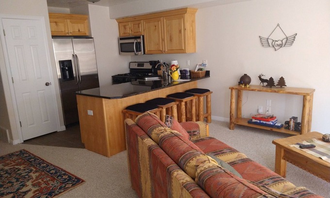 Eden House | Well Stocked Family Condo Right on Golf Course - Near Pool & Hot Tub