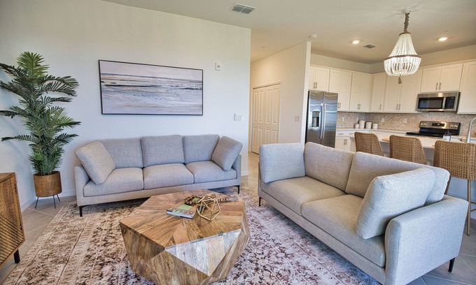 Venice Condo | WELLEN GOLF & COUNTRY CLUB- VIEWS OF LAKE ON 10TH HOLE. POOL, PICKLEBALL & GOLF.