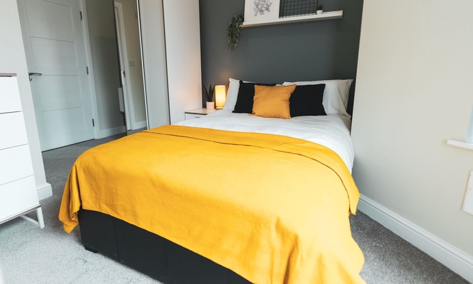 Offerton Apartment | Wellington House Apartment 3 close to Manchester Airport