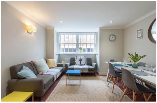 Wells House | Wells City Centre, Quiet Mews House, sleeps 6