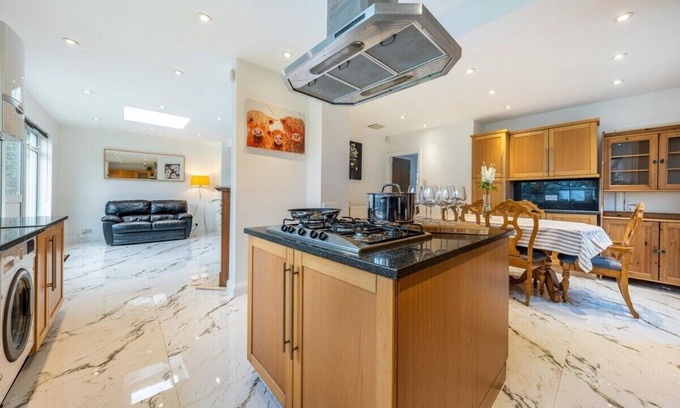 Barnhill House | Wembley Stadium 5 Bed House