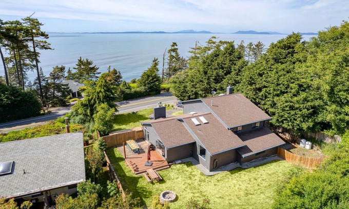 Oak Harbor House | West Beach Lookout by AvantStay | Walk to Beach