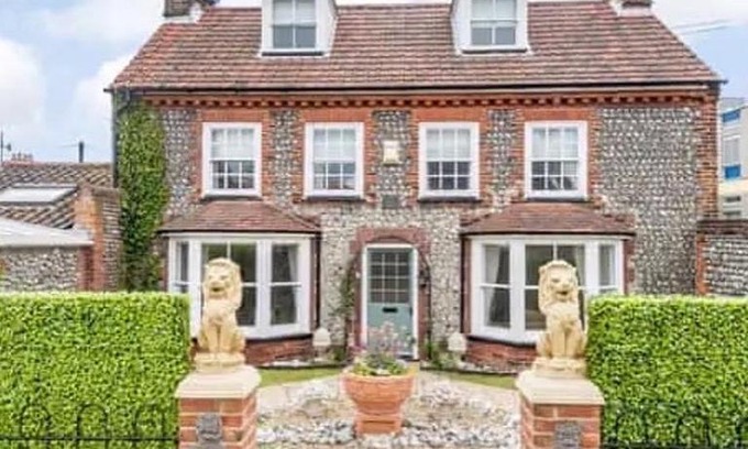 Cromer House | West Cottage. Central, beautiful, 2 mins to beach.