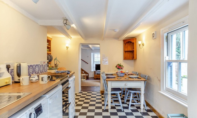 Little Petherick House | West Creek Cottage - Two Bedroom House, Sleeps 4