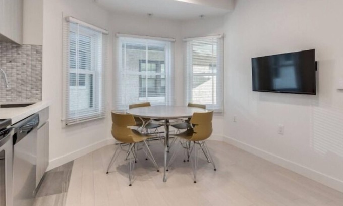 West End Apartment | West-End Heritage Townhouse