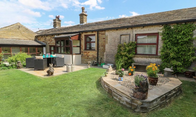 Thornton House | WEST END HOUSE, pet friendly, character holiday cottage in Bradford