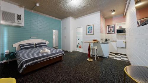 Adelaide Central Business District Hotel | West End Motel & Backpackers