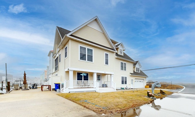 Worcester County House | West Fenwick home w/deck, patio, firepit, balcony & grill