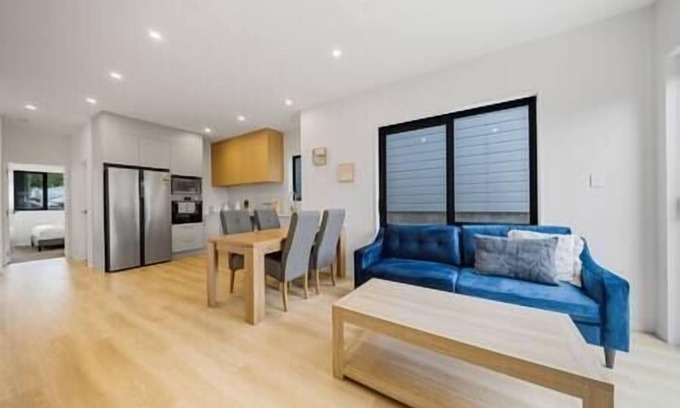 West Harbour House | West Harbour Escape Contemporary 4-Bedroom Unit B