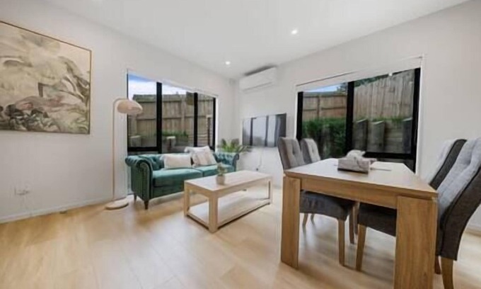 West Harbour House | West Harbour Oasis Modern 4-Bedroom Retreat Unit E