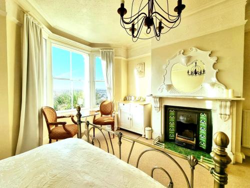 Hastings House | West Hill Retreat Edwardian Balcony Grand Ensuite with Rolltop Bath - Room Served Breakfast & Free Offstreet Parking