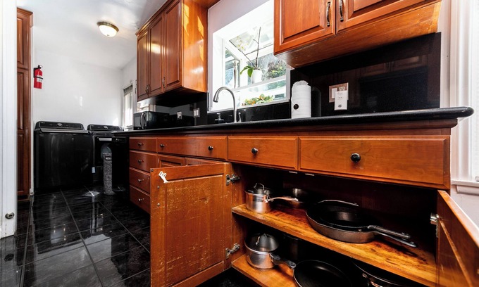 West Los Angeles House | West LA Escape – Stylish & Cozy Stay