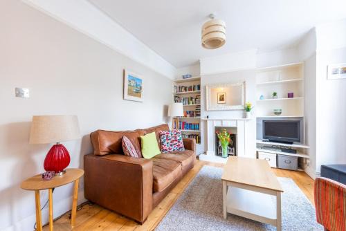 Askew Apartment | West London Gem Chic 1BD Patio Flat Retreat