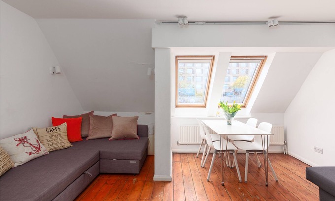 White City House | West London (Westfield) sleeps up to 6 people - Newly Refurbished