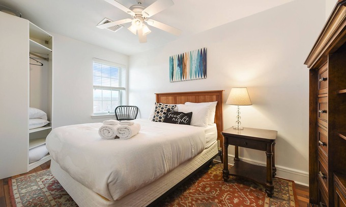 Bloomfield Apartment | ♥West Penn Hospital★ 5★Location ♛Queen Bed~Parking-Elevator-Central Location