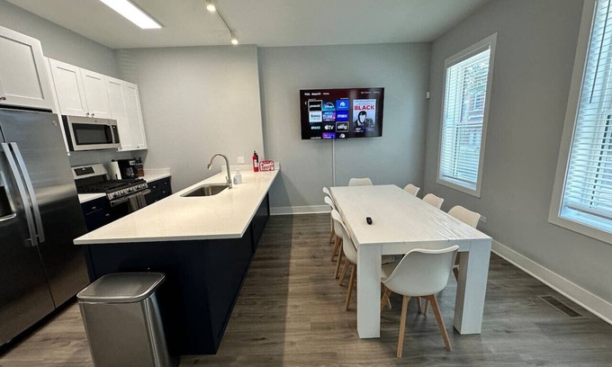 Heart of Chicago Condo | West Pilsen Hideaway