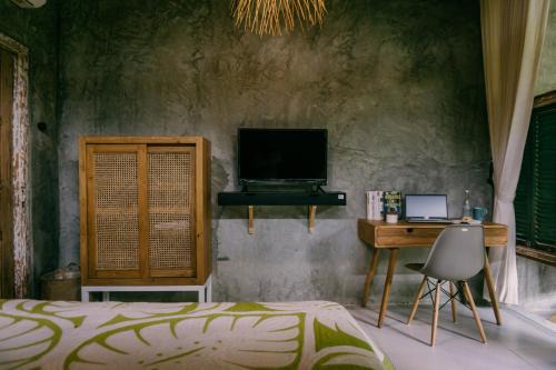 Celuk House | west room at Semadi Living