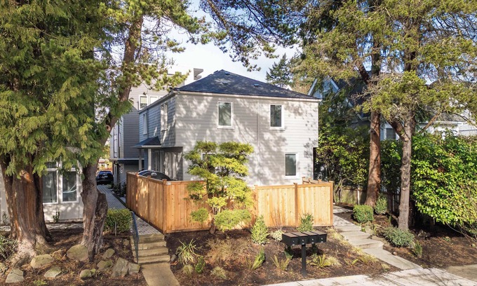 North Admiral House | West Seattle Retreat w/3 AC - Near Alki Beach