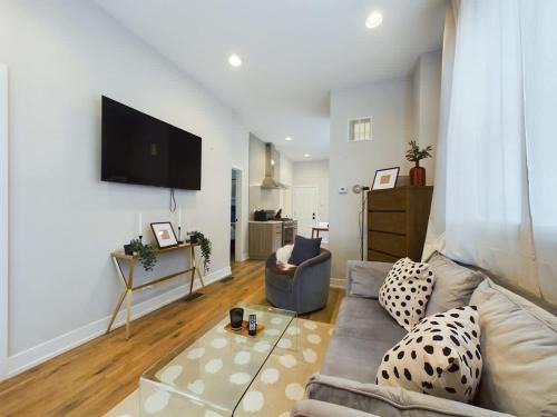 West Town Apartment | West Town 2BR with In-Unit Laundry and Onsite Parking