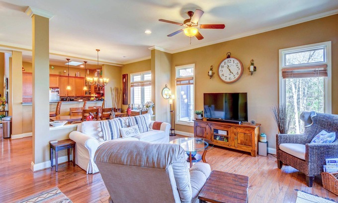 West Union House | West Union Townhome w/Patio & Lake View
